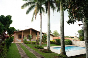 Linda chácara com piscina e churrasqueira
